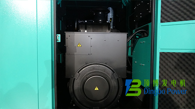 240kW東風(fēng)康明斯靜音箱式柴油發(fā)電機組3