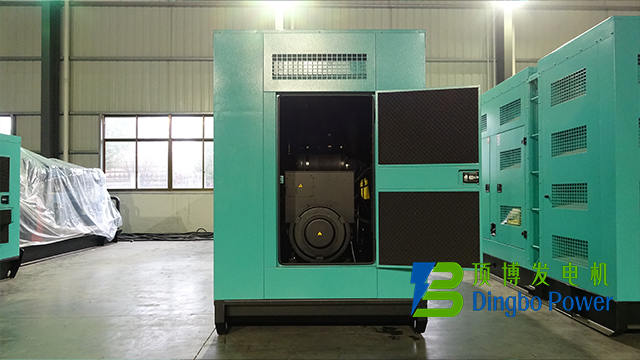 240kW東風(fēng)康明斯靜音箱式柴油發(fā)電機組4